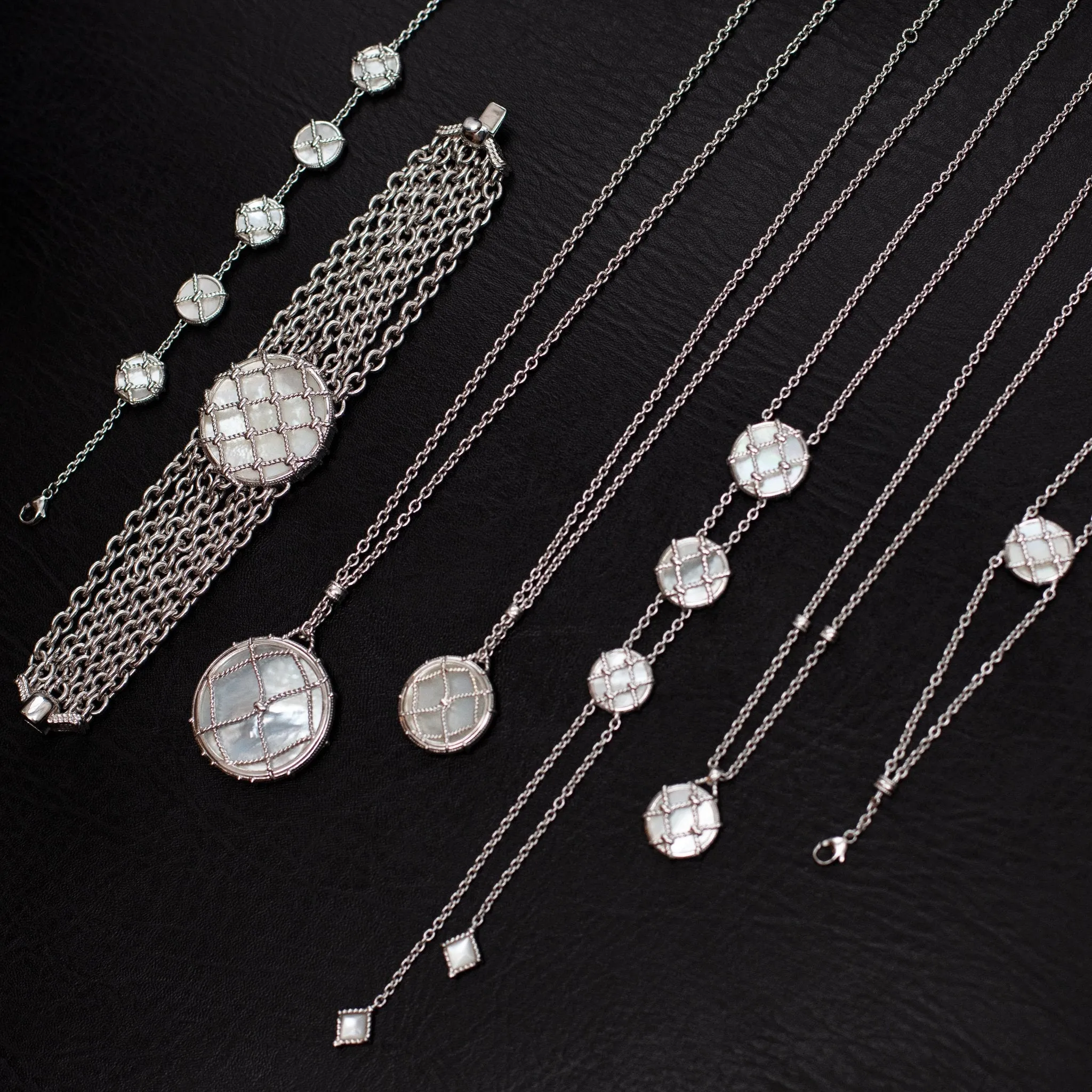 Isola Lariat Necklace with Mother of Pearl