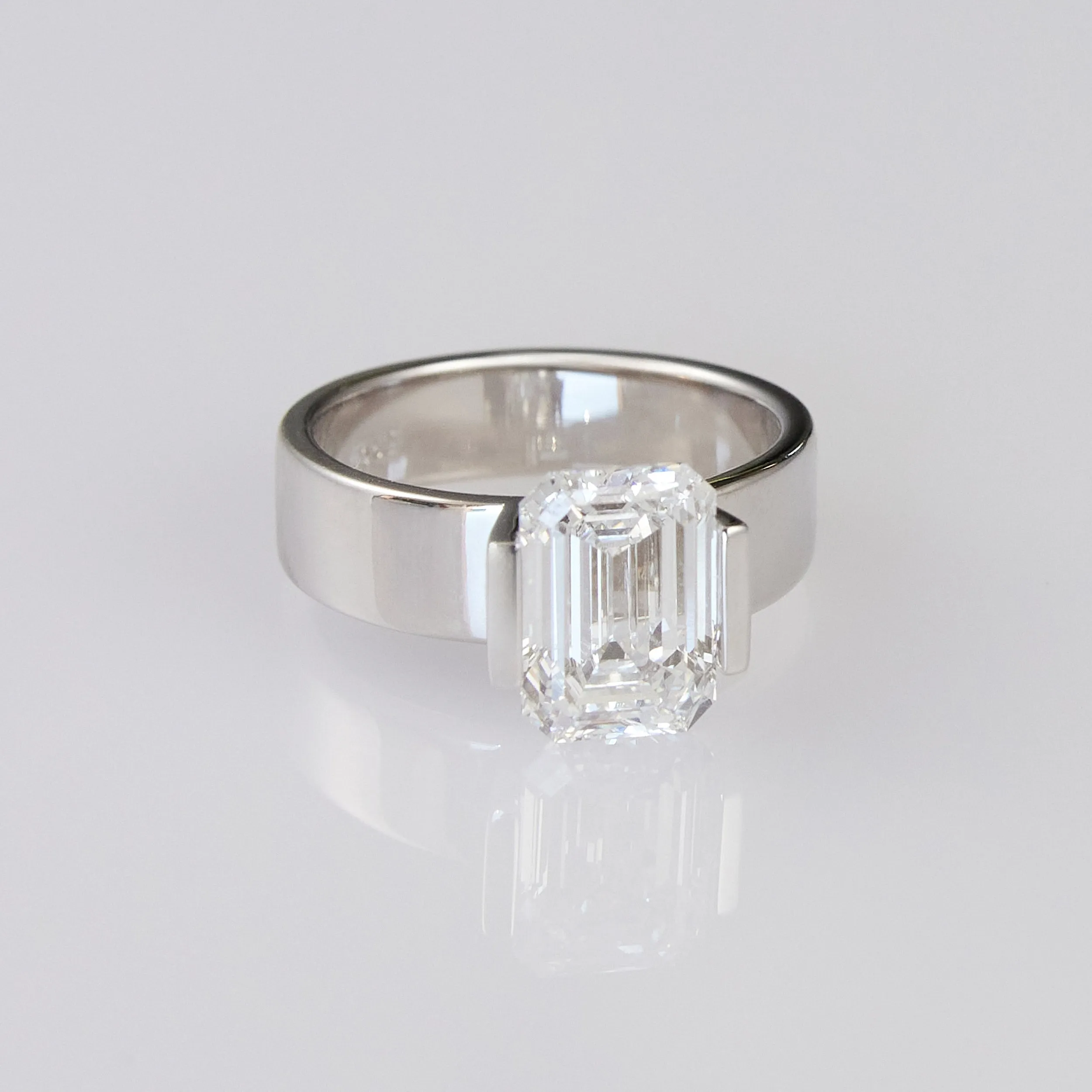 Sfera Emerald Flat Band Solitaire