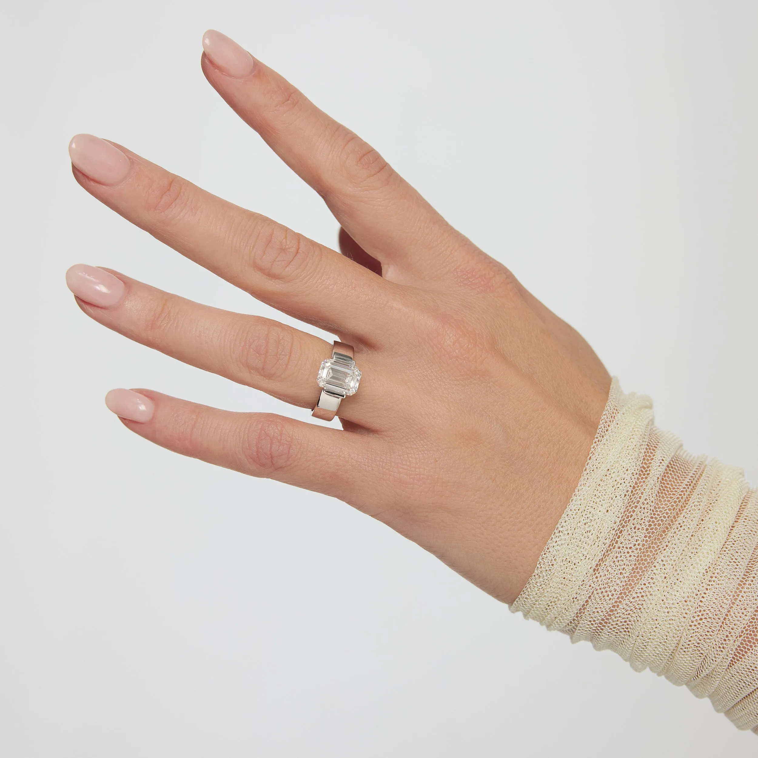 Sfera Emerald Flat Band Solitaire