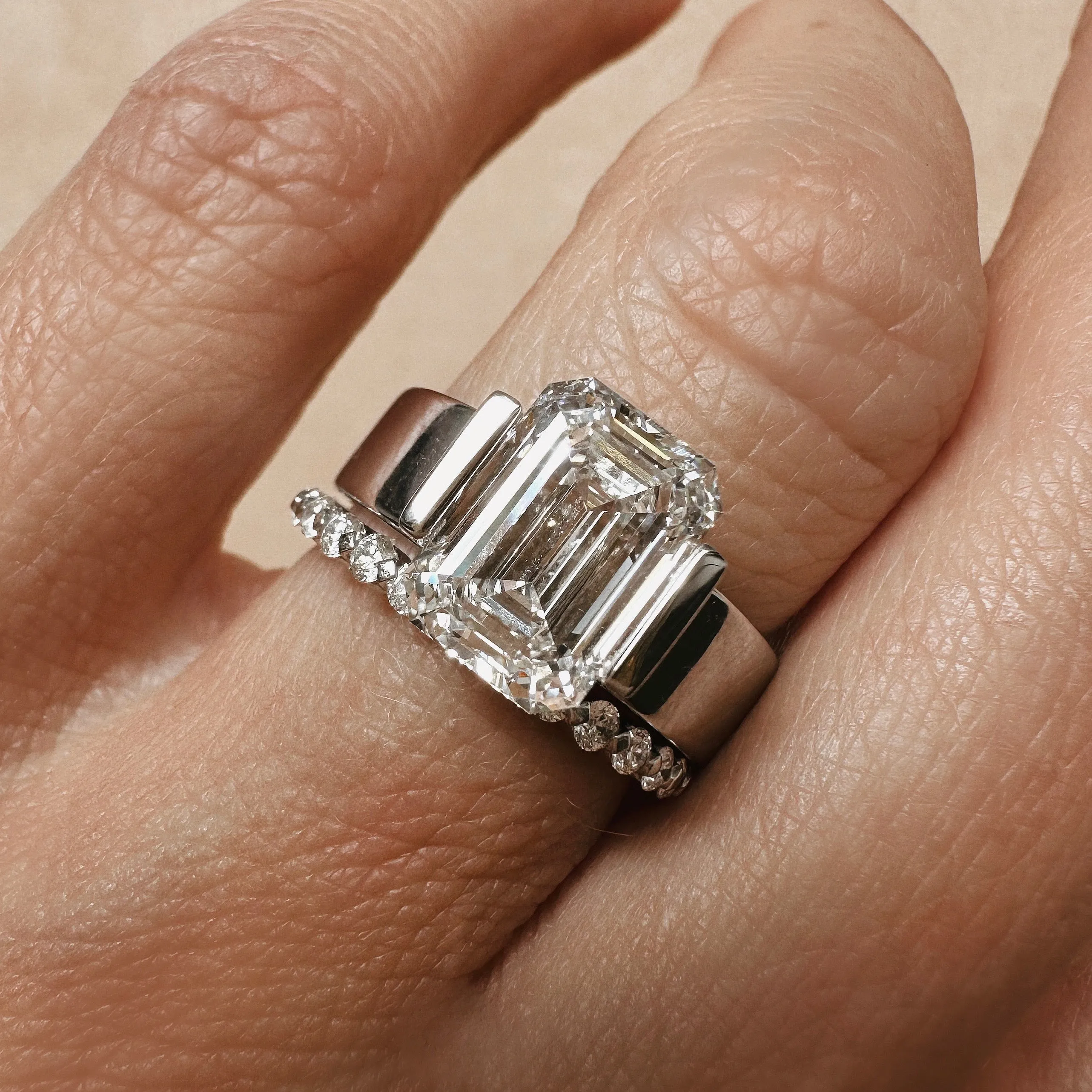 Sfera Emerald Flat Band Solitaire