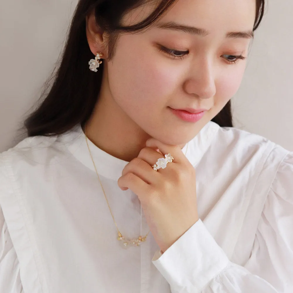 Small White Flower Necklace
